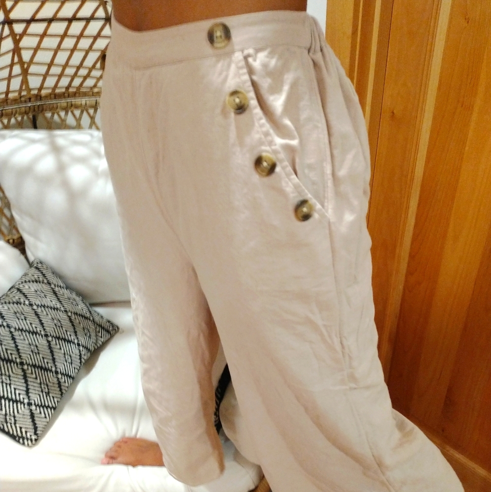 Lightweight, wide leg capri
